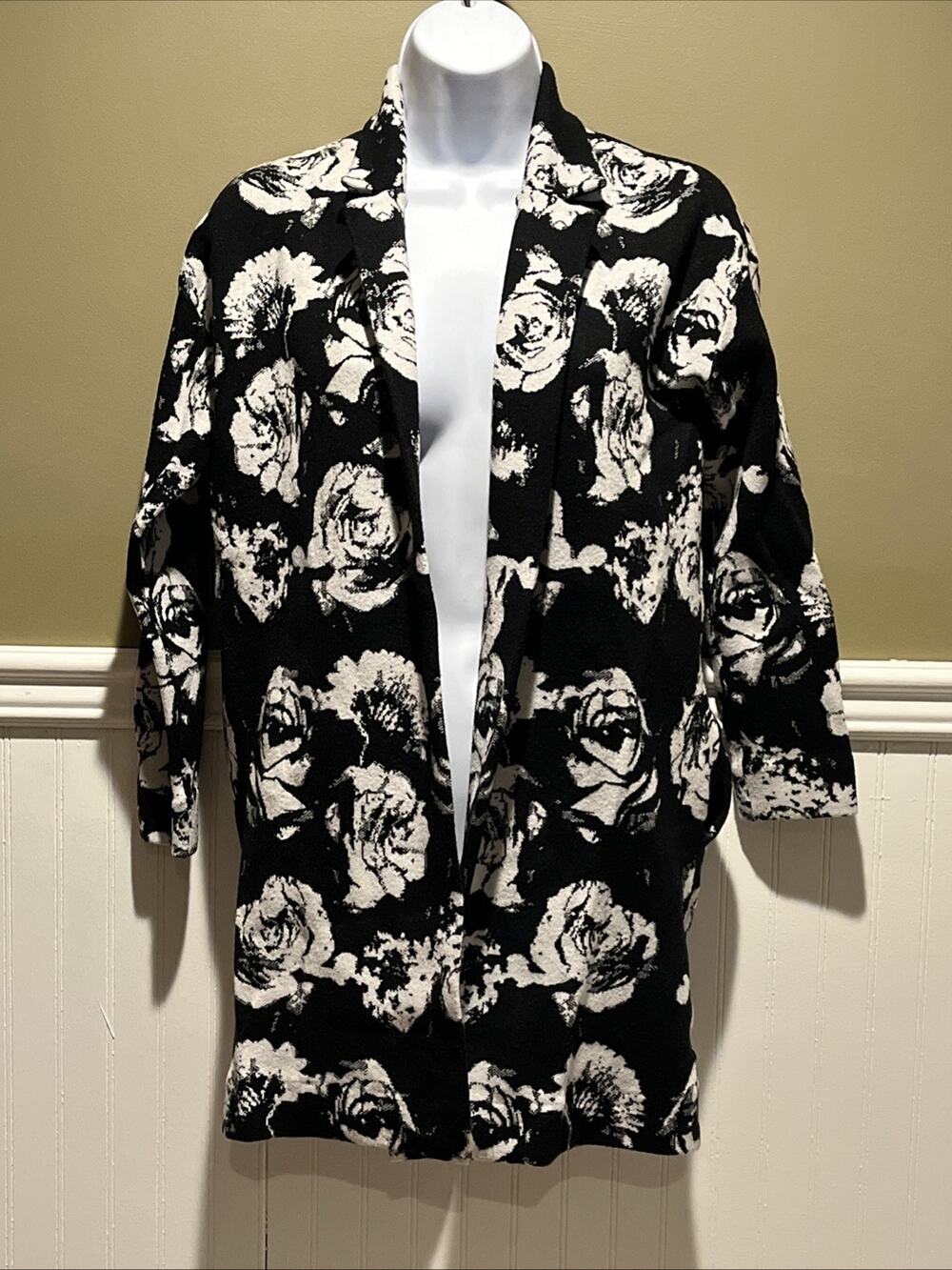 Vintage Tahari Black White Floral Rose Knit Open Cardigan Women’s S Heavy Knit